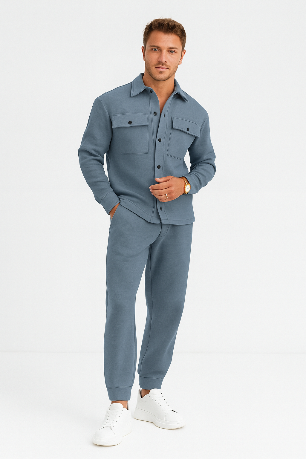 Ljusbrun träningsoverall herr. Tvådelad sportkläder för en modern och bekväm vardagsoutfit.