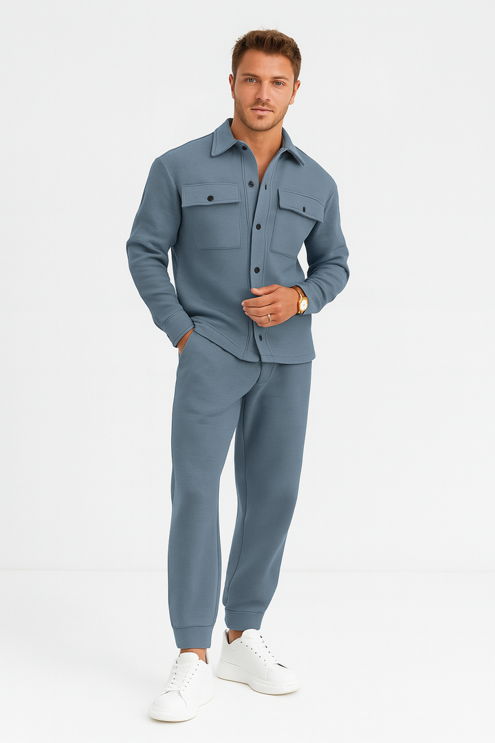 Ljusbrun träningsoverall herr. Tvådelad sportkläder för en modern och bekväm vardagsoutfit.