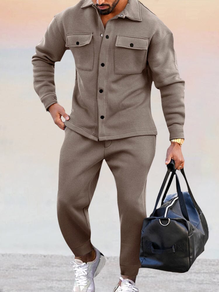 Tvådelad modern träningsoverall för män. Stilren design för både träning och en bekväm fritidsoutfit.
