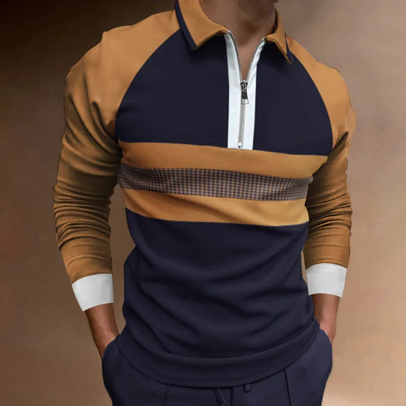 Närbild på herrpolotröjans dragkedja och krage i elegant enfärgad design, framhäver tidlös stil.