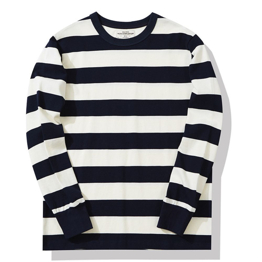 Stilren randig herrtröja för höstmode. Modern och avslappnad långärmad sweater med lös passform.