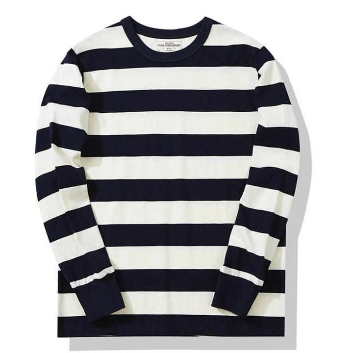 Stilren randig herrtröja för höstmode. Modern och avslappnad långärmad sweater med lös passform.