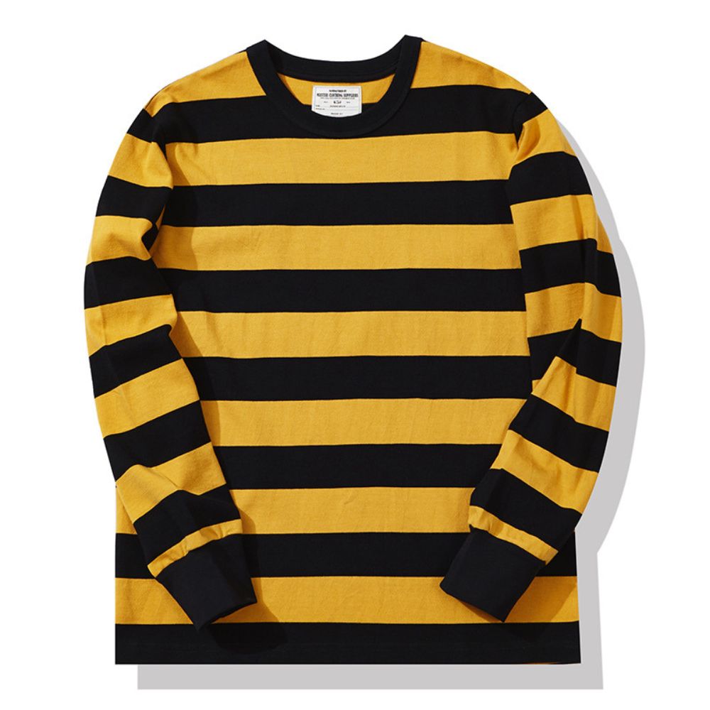 Bekväm randig herrsweater i modern stil. Långärmad tröja med lös passform, perfekt för vardagsmode.