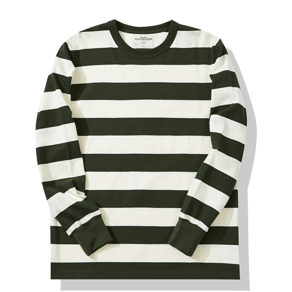 Man i randig herrtröja, avslappnad stil. Långärmad sweater med lös passform för komfort och mode.