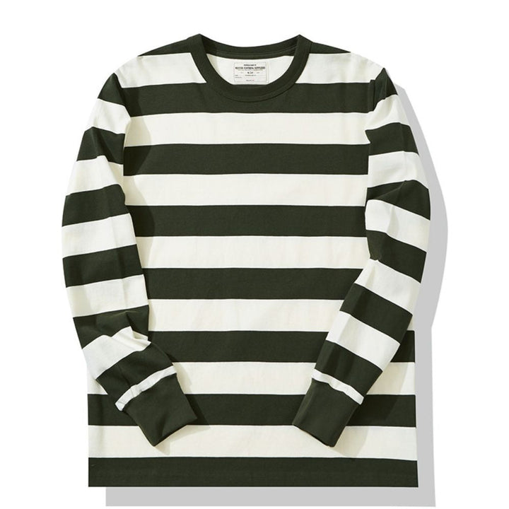 Man i randig herrtröja, avslappnad stil. Långärmad sweater med lös passform för komfort och mode.