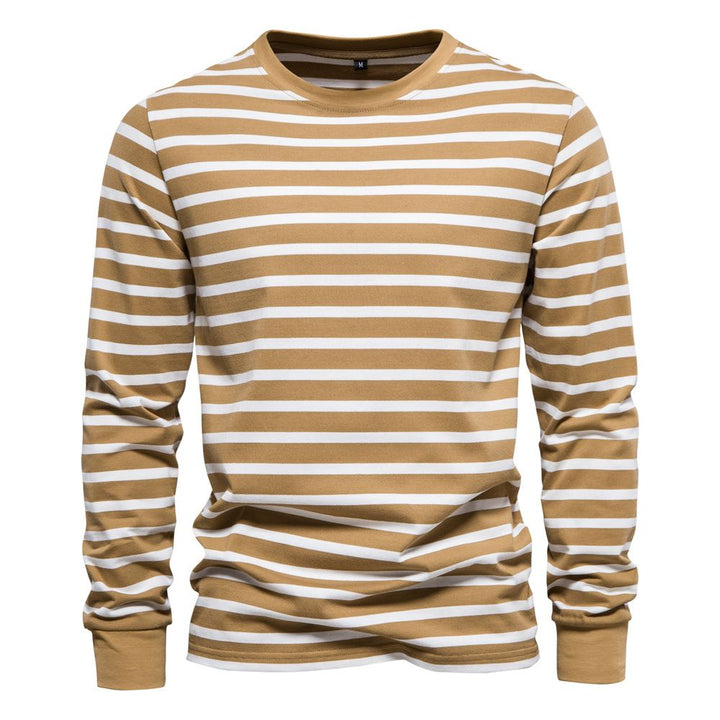 Höstmode: Bekväm randig herrtröja. Långärmad sweater med lös passform för en avslappnad och stilren look.