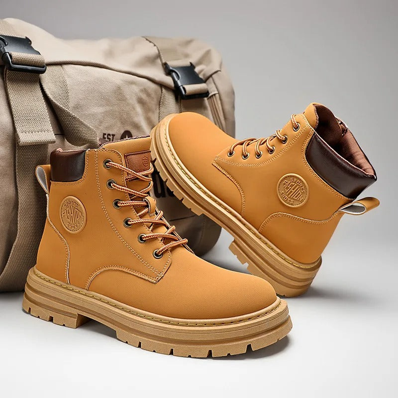 Mäns retro höga stövlar i khaki för tidlös stil, komfort och vardagsbruk. Snörning för bästa passform.