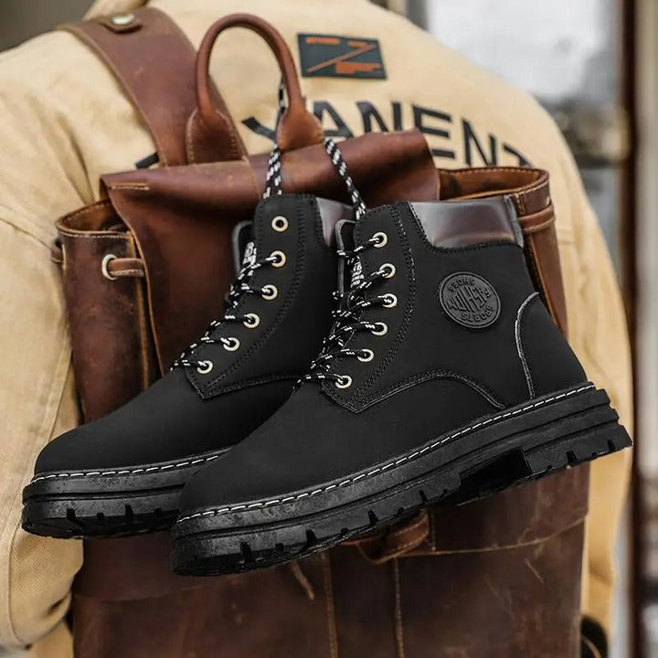 Khaki retro höga herrskor med snörning. Halkfri sula ger komfort och säkerhet för aktiva dagar.