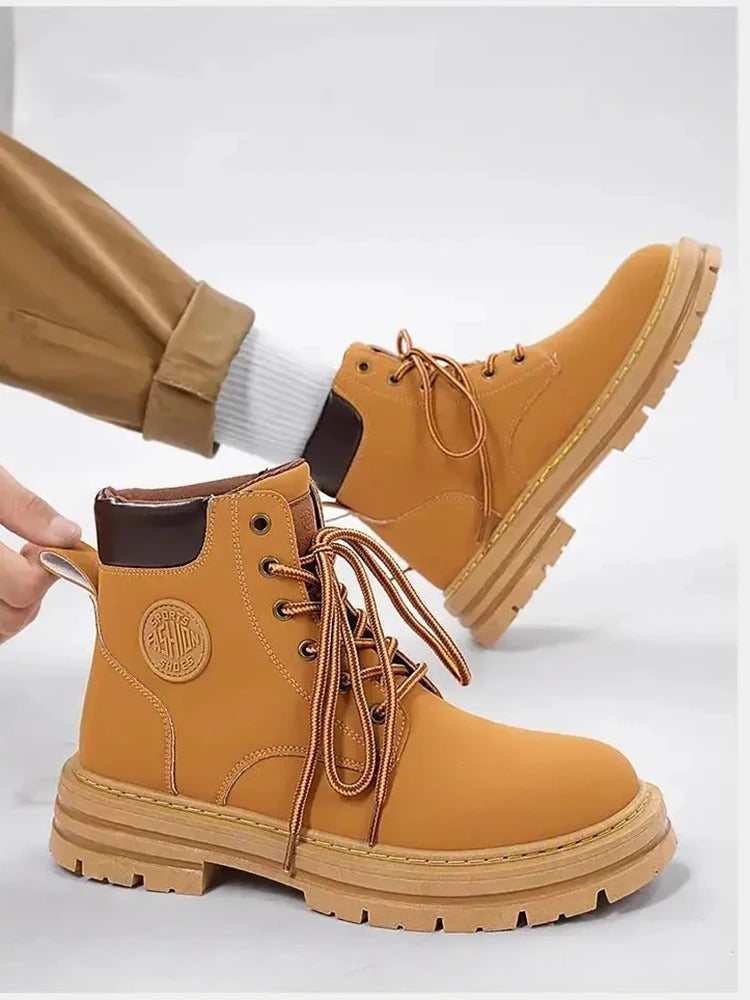 Mäns höga fritidsstövlar i khaki, retro stil med snörning. Komfortskor för både vardag och äventyr.