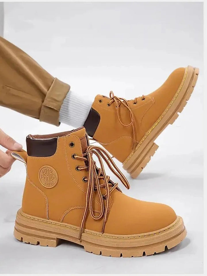 Mäns höga fritidsstövlar i khaki, retro stil med snörning. Komfortskor för både vardag och äventyr.