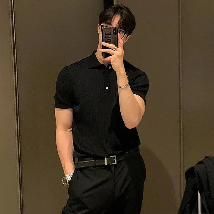 Herrkläder: kortärmad randig polotröja i retrostil. Stickad tröja för smart casual look.