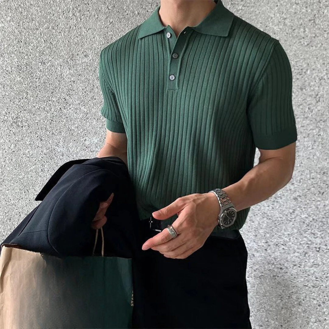 Casual randig polotröja för män, kortärmad i retro design. Perfekt för sommar och mode.