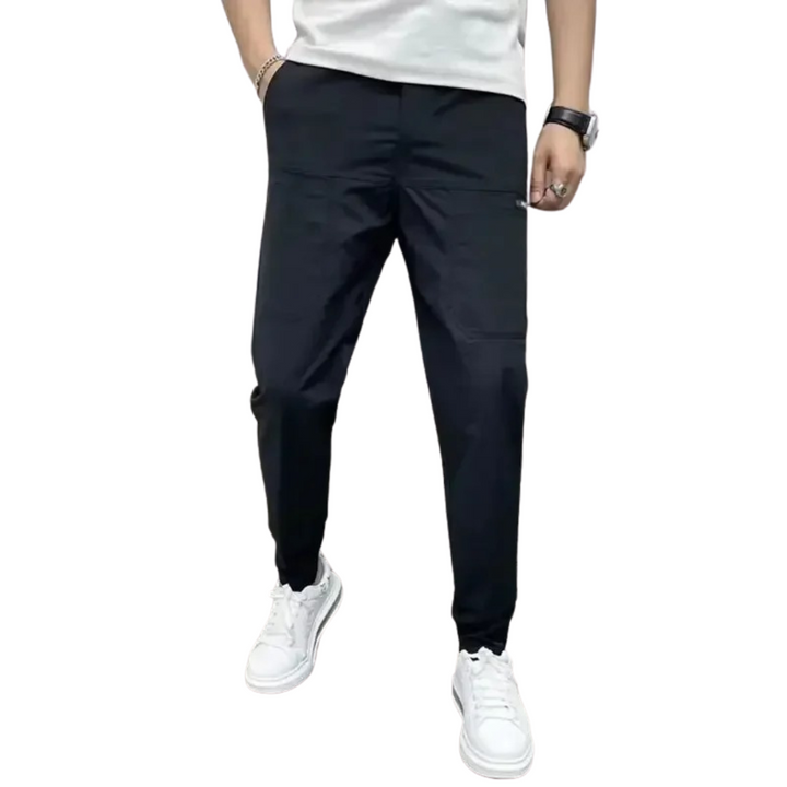 Mäns skinny fit stretch cargobyxor i svart. Bekväma vardagsbyxor med flera fickor för modern herrstil.
