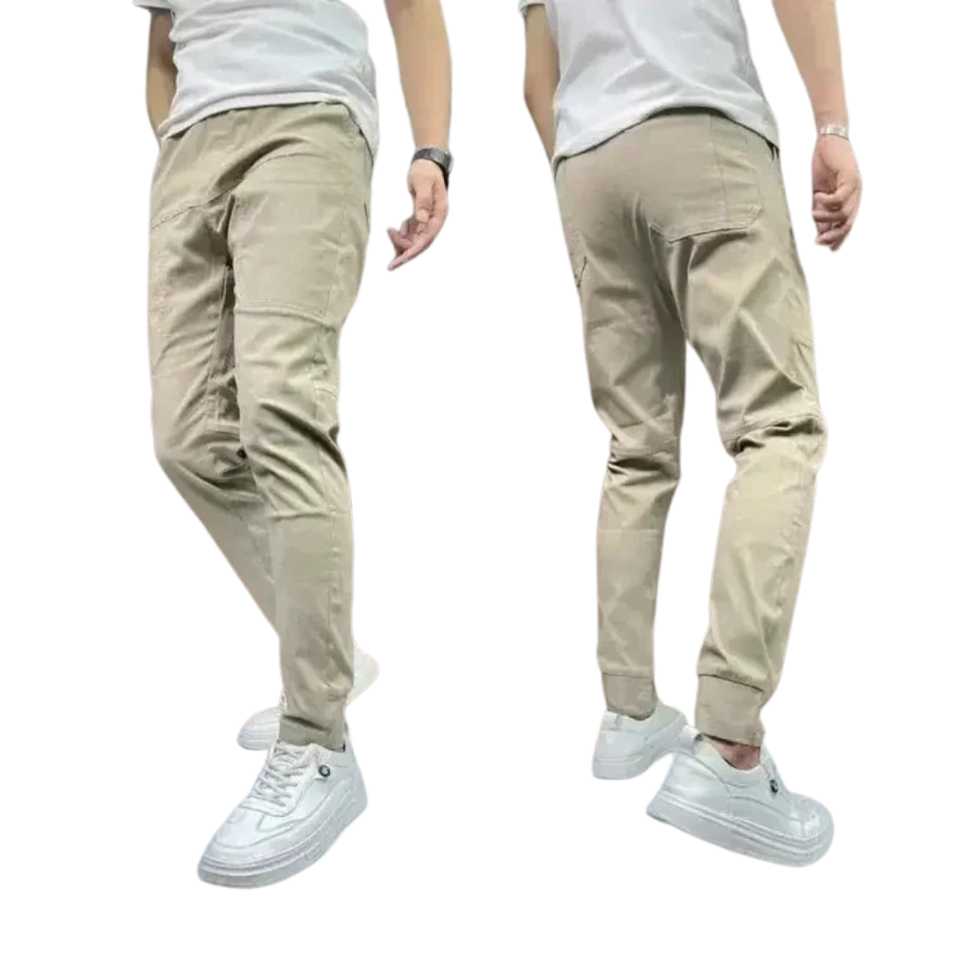Khaki stretch skinny cargobyxor för män. Bekväma och moderna slim fit byxor med fickor för utomhusbruk.