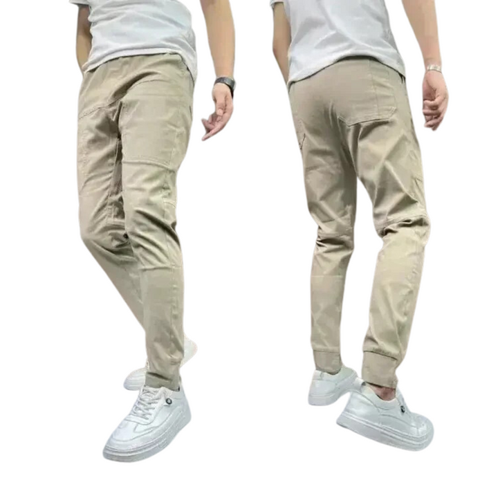 Khaki stretch skinny cargobyxor för män. Bekväma och moderna slim fit byxor med fickor för utomhusbruk.