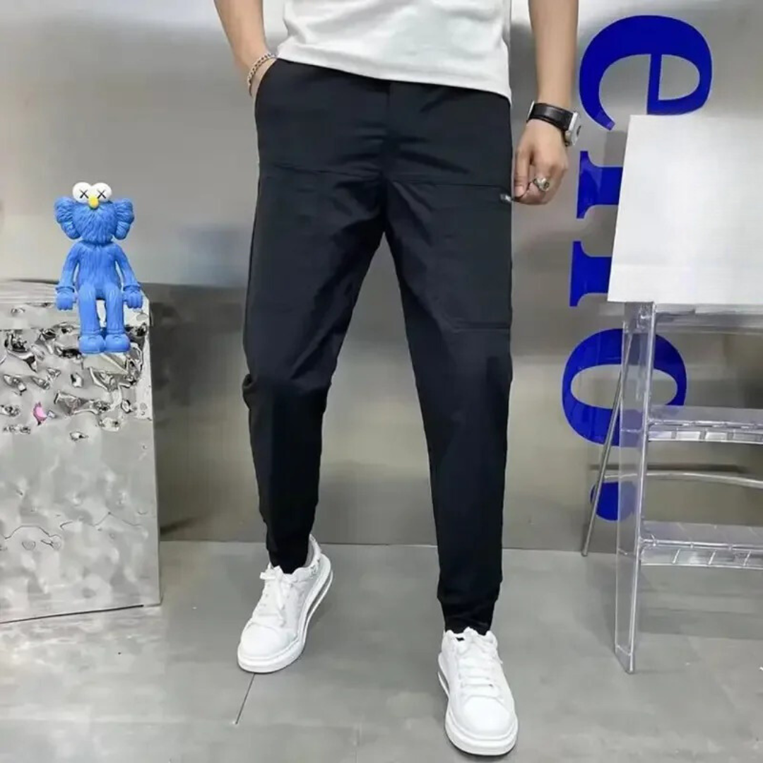 Gråa skinny fit stretch cargobyxor för män. Stilrena vardagsbyxor med multifickor, perfekta för mode herr.