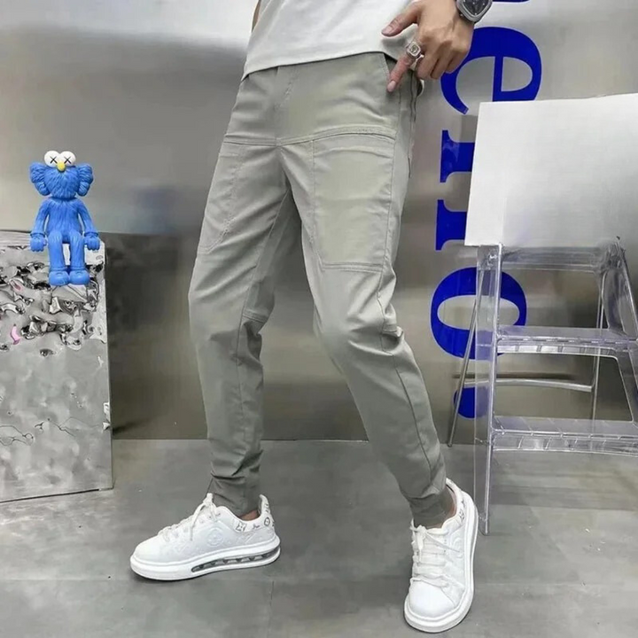 Mäns bekväma stretch skinny cargobyxor, svarta. Flexibla slim fit vardagsbyxor med sidofickor för aktivitet.