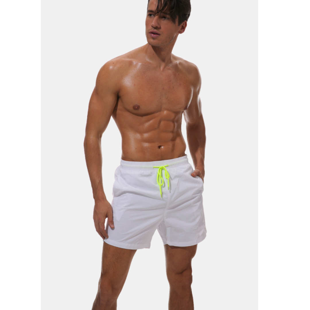Lätta och bekväma herrshorts, idealiska snabbtorkande simshorts för varma dagar.