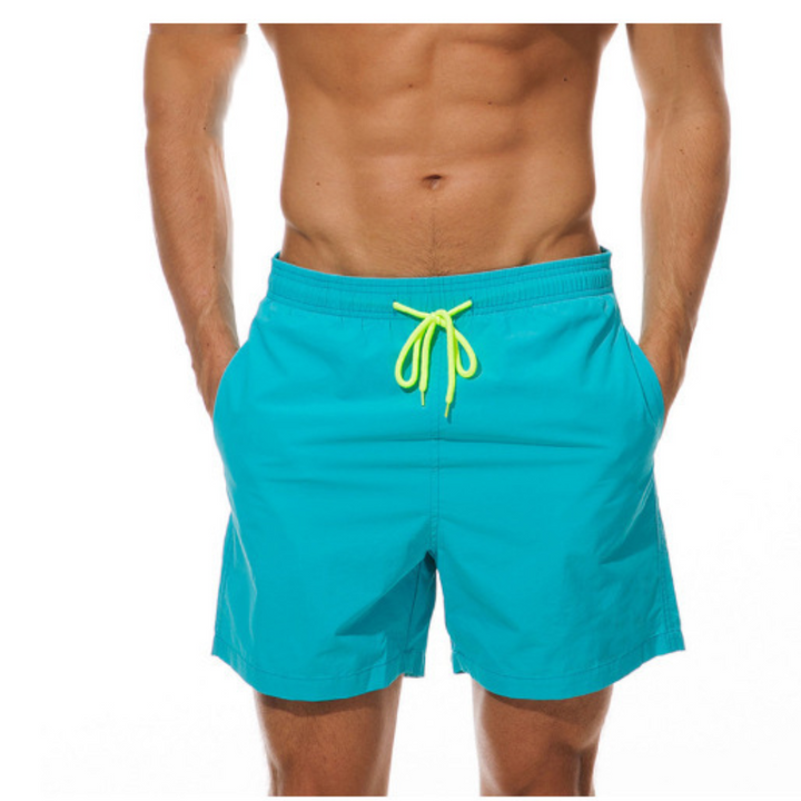 Vita snabbtorkande badshorts för män. Stilrena strandkläder för sommarens äventyr.
