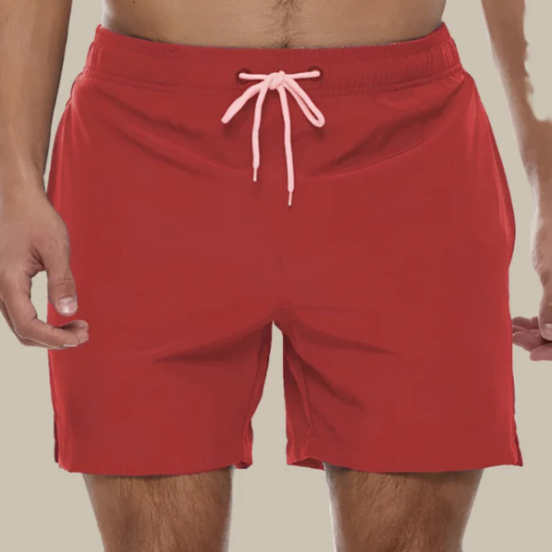 Trendiga badshorts med mönster för herrar. Perfekta för poolkläder och semester.
