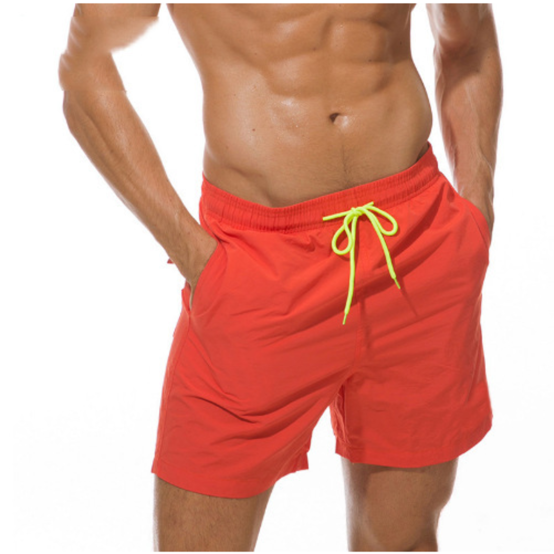 Mäns gröna badshorts, perfekta strandkläder som är både bekväma och funktionella.