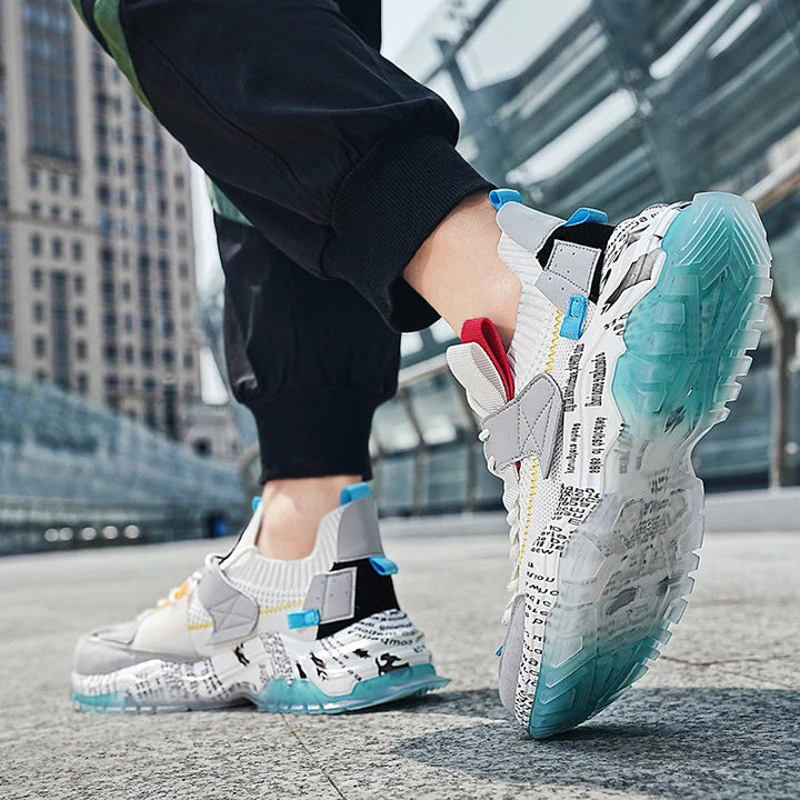 Mäns sportiga fritidssneakers med tjock sula och modern urban design för aktiva dagar.