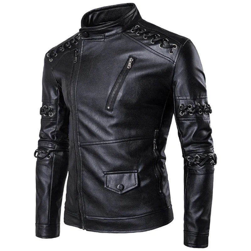 Modern herrjacka i syntetläder, bikerstil. Svarta dekorativa bälten ger denna skinnjacka-look ett unikt modeuttryck.