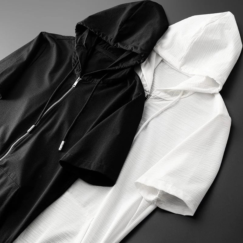 Stilrent loungset för män med modern passform. Kortärmad topp och byxor för en snygg, bekväm look.