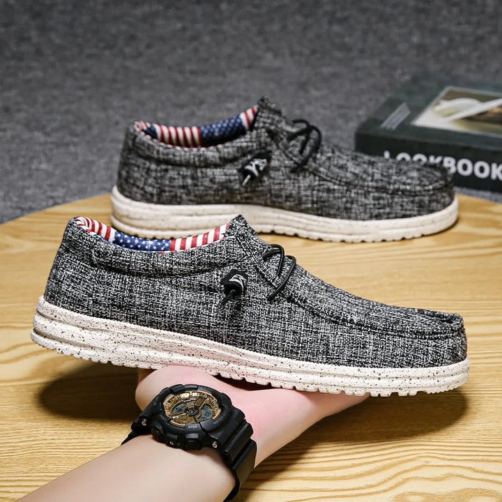 Herrskor, bekväma slip-on loafers med andningsbart material. Lätta och stilrena för män.