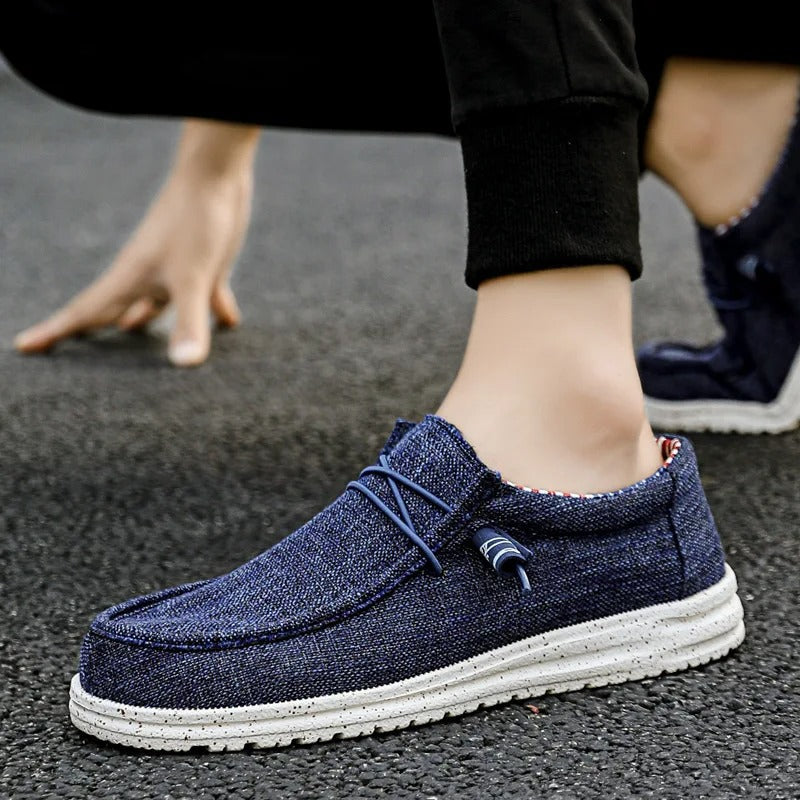 Detaljerade slipon herrskor, bekväma för vardag. Lätta loafers i stilren design för män.