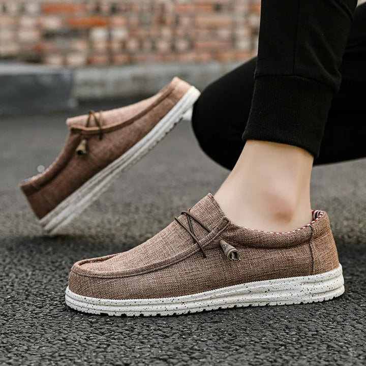 Mäns bekväma slip-on promenadskor. Lätta herrskor med stilren design för vardag.