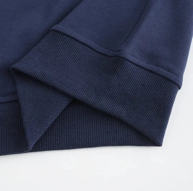 Elegant zip up tröja för män med bekväm passform. En stilren herrtröja som passar alla garderober.