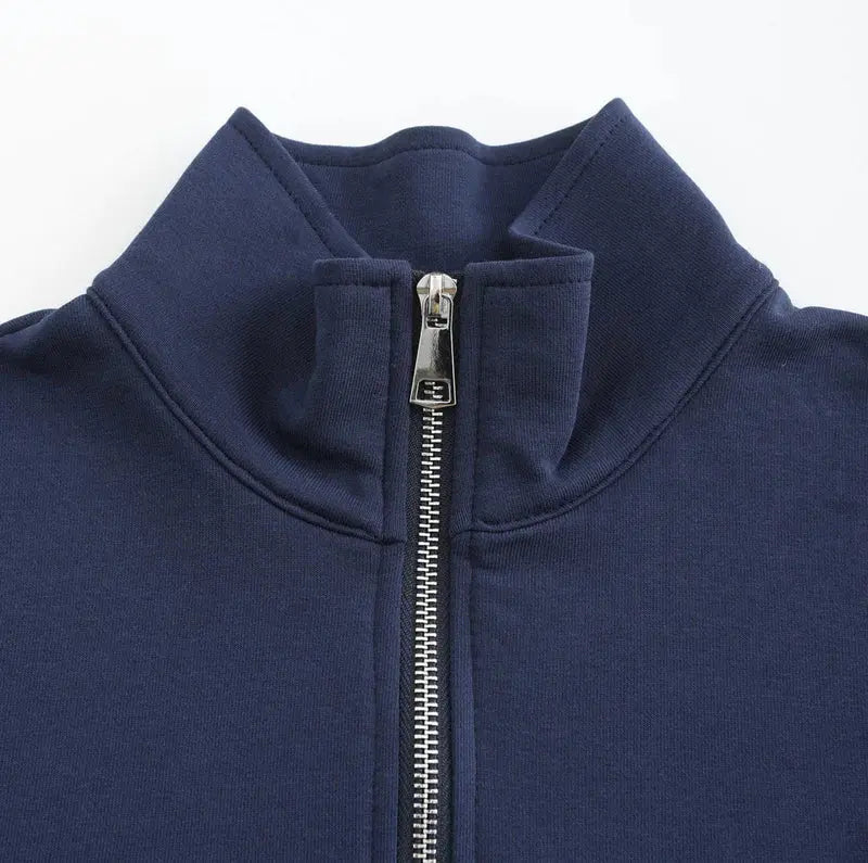 Bekväm mäns zip up tröja i mjuk bomull. Perfekt herrplagg för lager på lager och avslappnad stil.