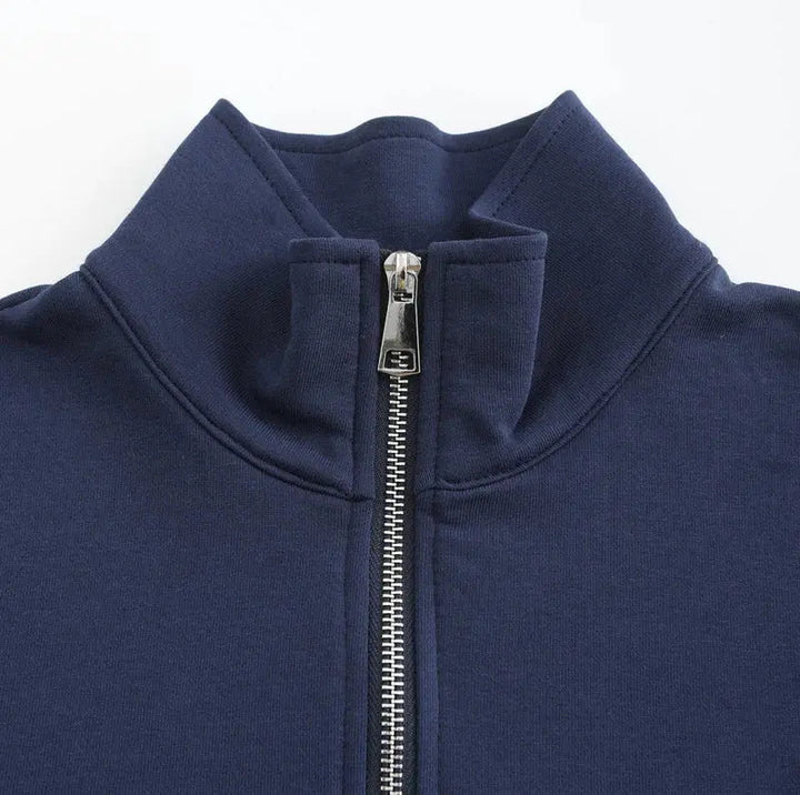 Bekväm mäns zip up tröja i mjuk bomull. Perfekt herrplagg för lager på lager och avslappnad stil.