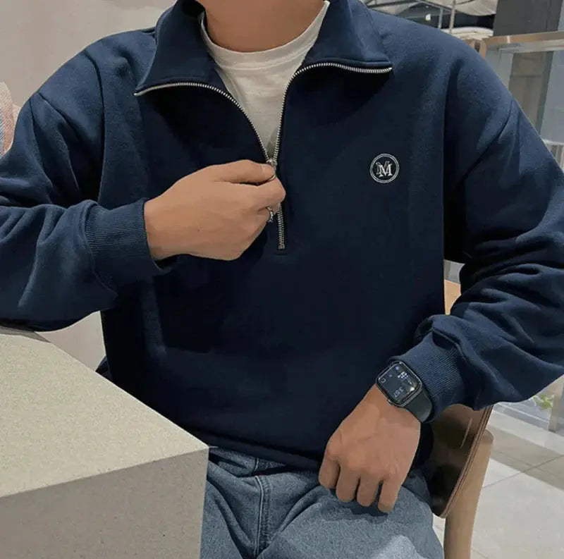 Funktionell zip up bomullströja för män. Stilren design och bekväm att bära, idealisk för herrkläder.