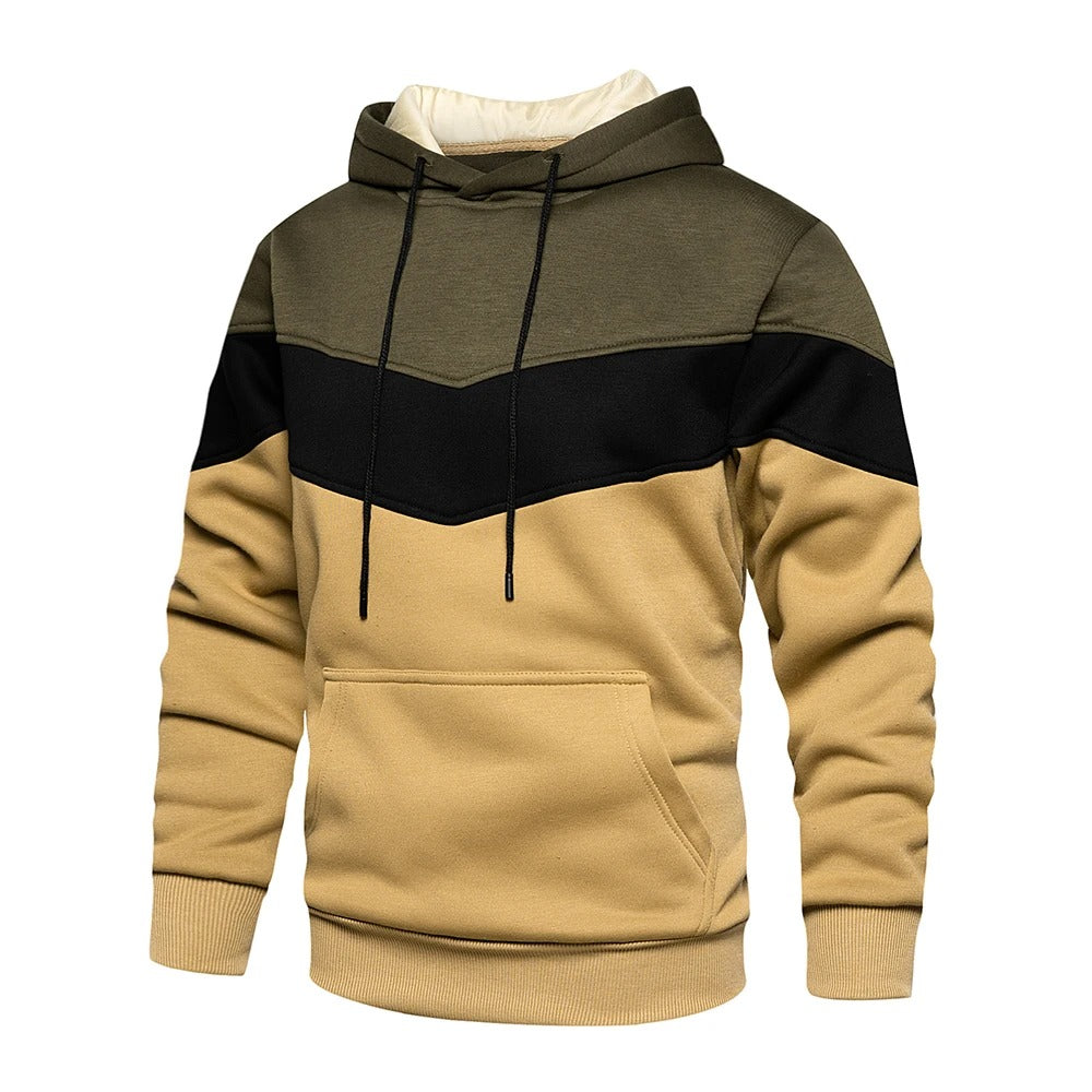 Huvan på herr patchwork hoodie. Mysig och varm detalj för modern streetwear-stil.