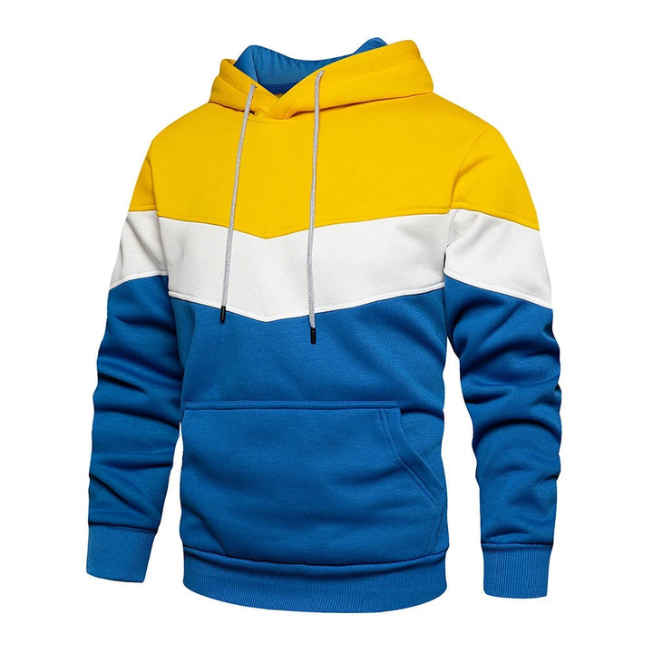Helkropp: man i modern patchwork hoodie. Varm streetwear för trendig och bekväm stil.