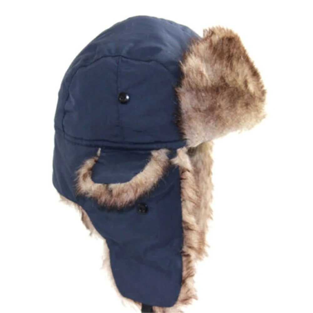 Mäns vinter trappermössa, svart med öronlappar, perfekt för kyla & utomhusbruk. Varm & vindtät herrmössa.
