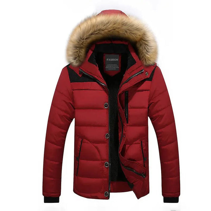 Man bär modern casual vinterparkas med huva. Stilren herrjacka, idealisk för kalla dagar och ytterkläder.