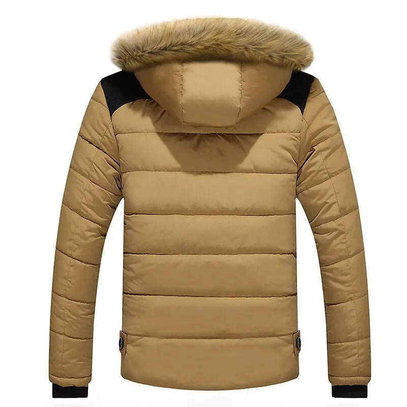 Plattbild av varm mäns vinterparkas med avtagbar huva. En modern herrjacka för kallt väder och mode.