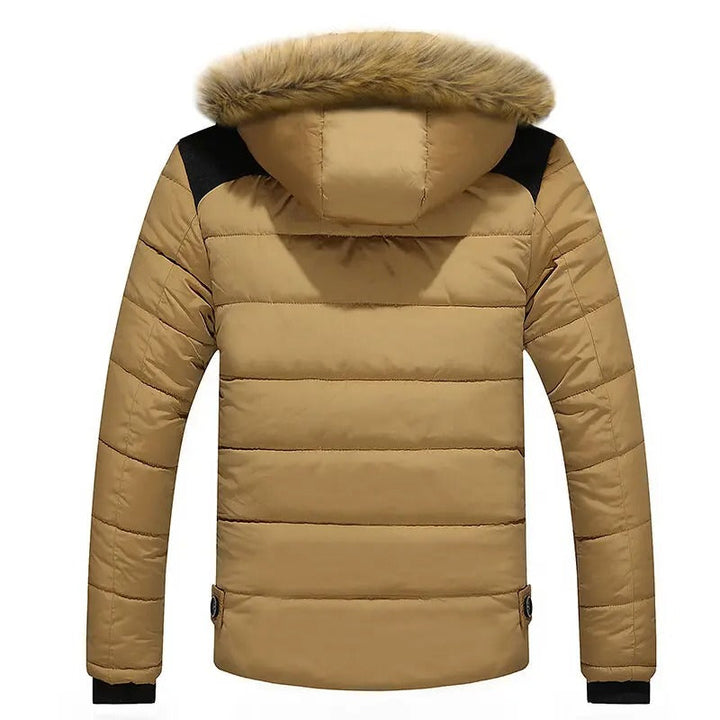 Plattbild av varm mäns vinterparkas med avtagbar huva. En modern herrjacka för kallt väder och mode.