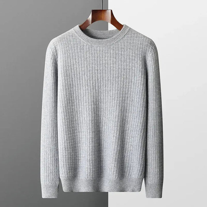 Elegant herrtröja med klassiskt mönster. En stilren och bekväm tröja som lyfter din outfit för alla tillfällen.
