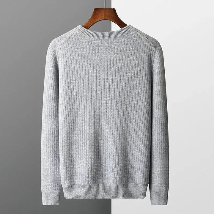 Man bär mönstrad herrtröja med klassisk design. Bekväm och stilren för en elegant vardag eller fest.