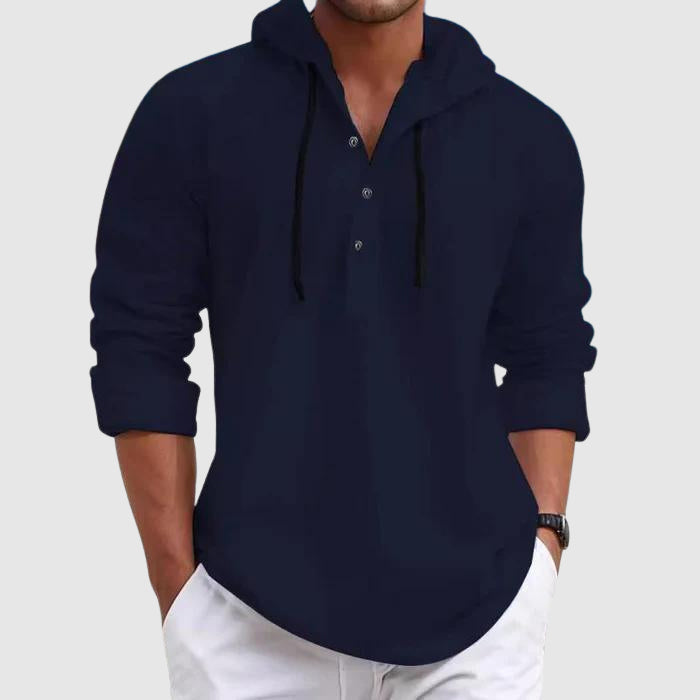 Ljusblå, mjuk herrhoodie. Ett mångsidigt lagerplagg som passar utmärkt för både vår- och höstmode.