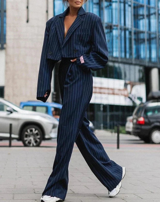 Grå damkostym set, kavaj & byxor. Stilrent mode för business casual, festkläder & eleganta sammanhang. Kvinnors kostymer.
