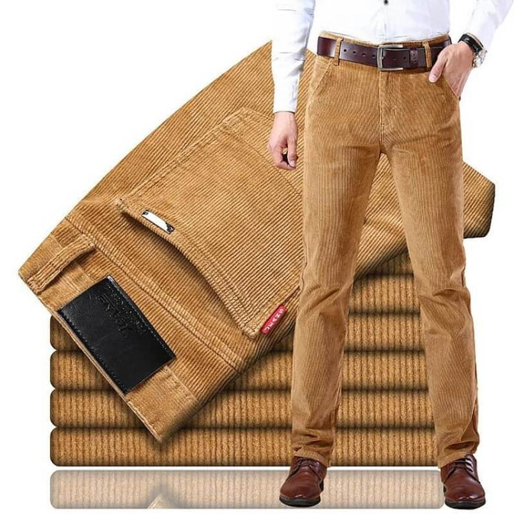 Mörkblå herr manchesterbyxor i klassisk stil, bekväma och tillverkade av bomullsblandning, perfekta för höstmode.