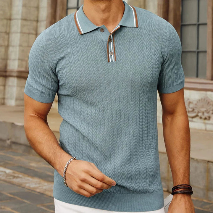 Elegant ljusblå herrpolotröja slim fit. Perfekt fritidsmode för en stilfull sommar.
