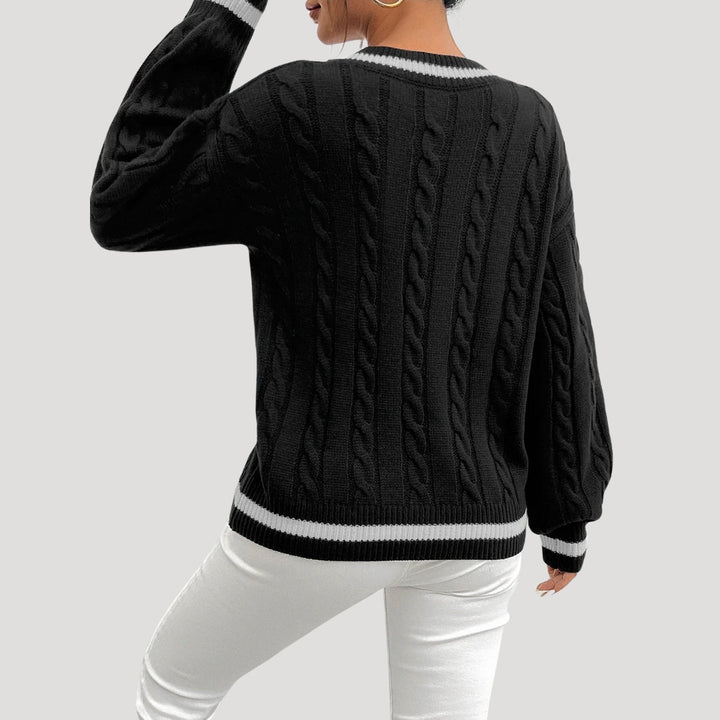 Mörkblå damtröja, v-ringad kabelstickad design, mångsidig för vardag och mode.