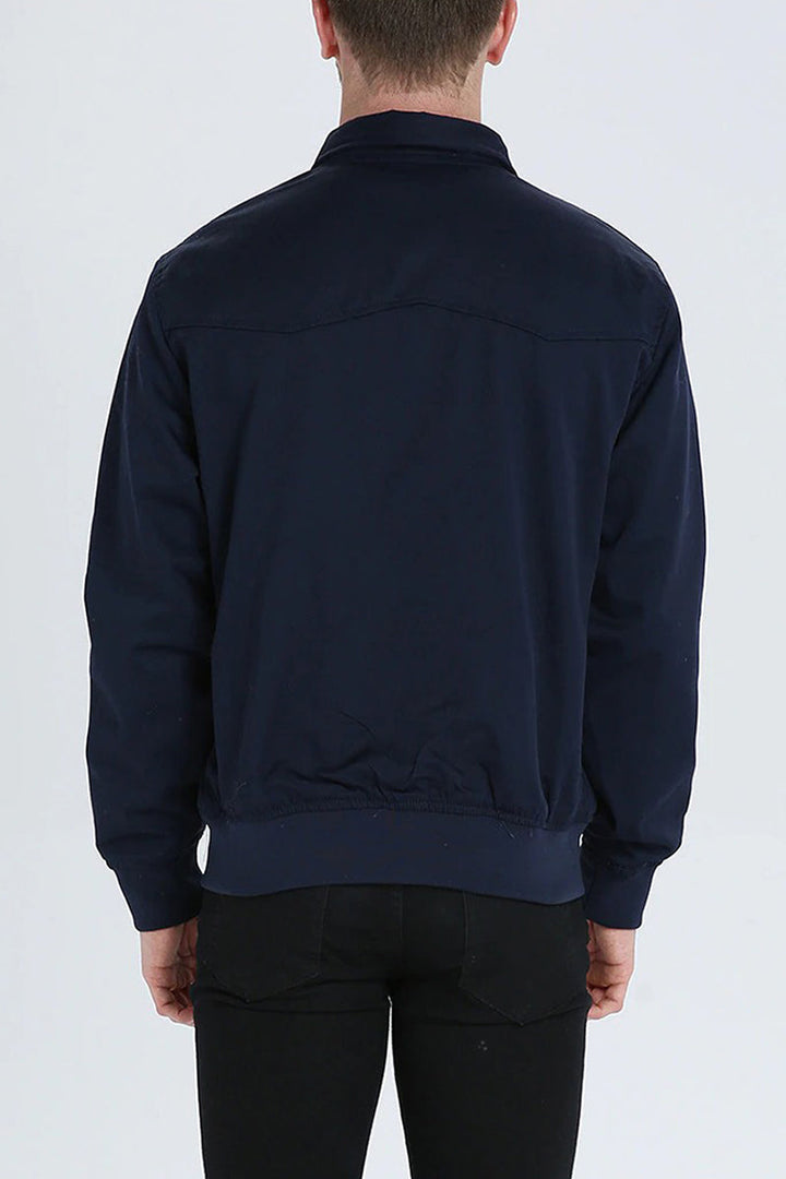 Klassisk mörkblå Harrington-herrjacka. En stilren och mångsidig jacka för alla män.