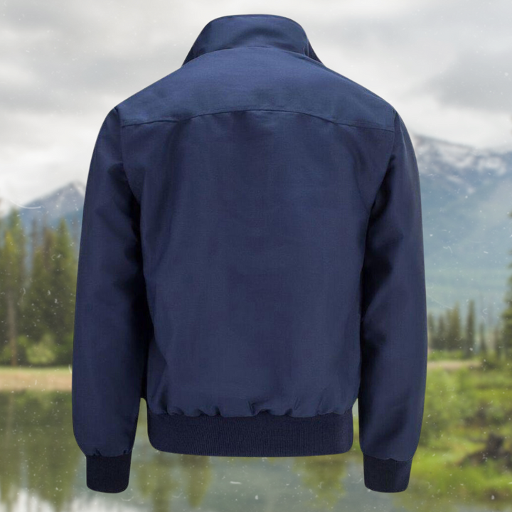 Elegant mörkblå Harrington-jacka för män. En bekväm klassisk vår- och höstjacka i tidlös design.